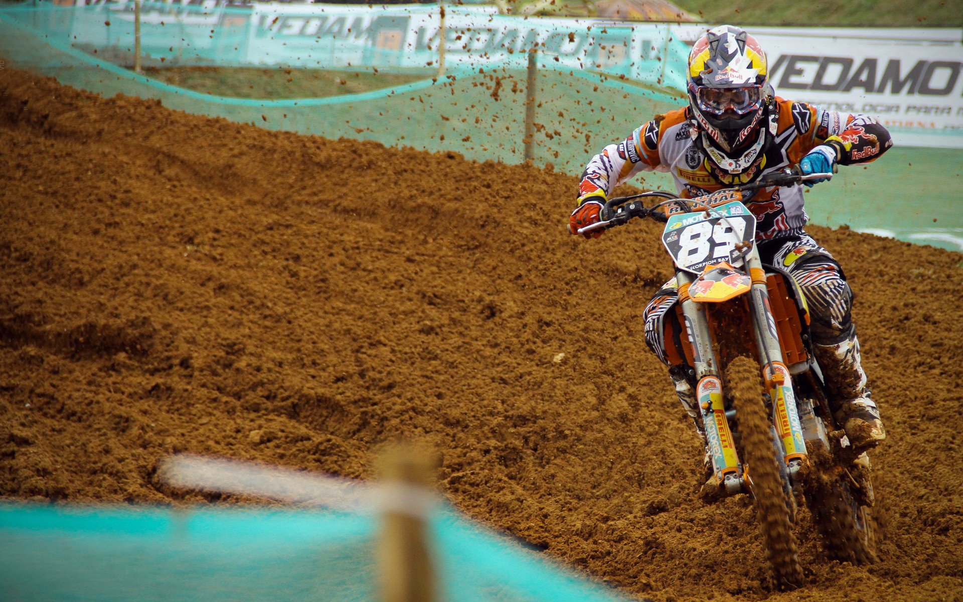 “马科斯·莫奇的稳固防线与出色反应，帮助美洲狮队迎接世界挑战”