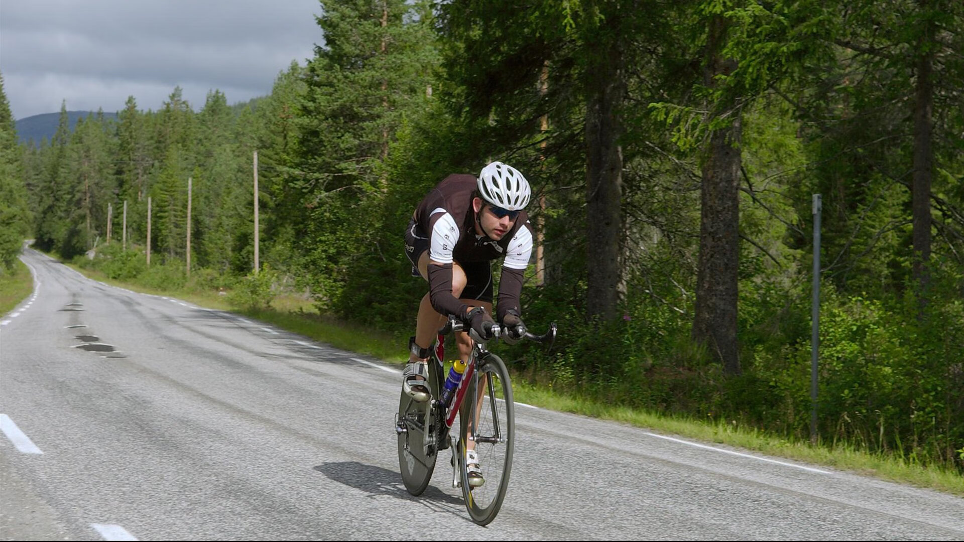 爱游戏app推荐-“华金·托比利亚的坚韧精神与防守技术，帮助美洲狮队巩固全球地位”